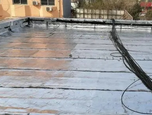 监利卫生间漏水维修公司分享下监利屋面楼顶防水刚性防水层施工要点。